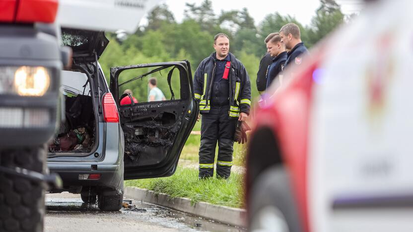 Kauno LEZ'e sudegė automobilis  