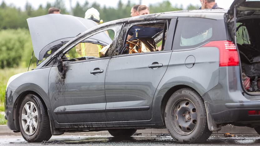 Kauno LEZ'e sudegė automobilis  