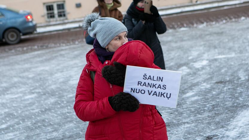 „Basų mamų“ protestas prieš galimybių pasą vaikams