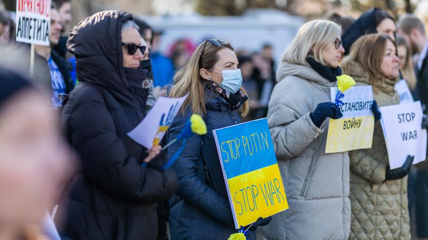 Vilniečiai susirinko „apgulti“ Rusijos ambasados