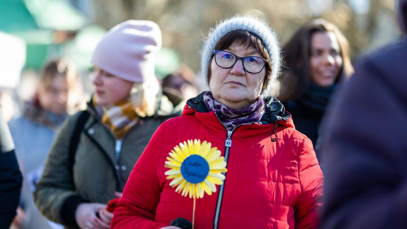 Vilniečiai susirinko „apgulti“ Rusijos ambasados