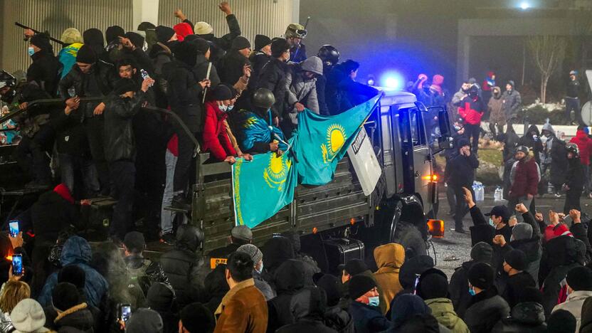 Policijos pajėgos Kazachstane tramdo protestuojančius gyventojus