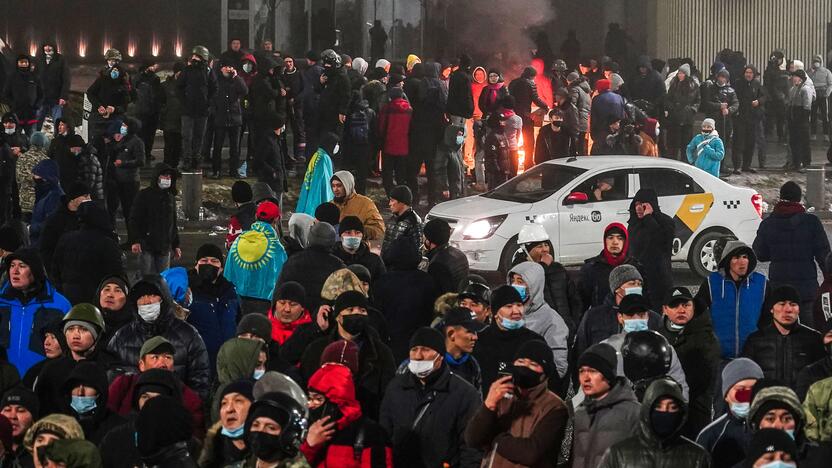 Policijos pajėgos Kazachstane tramdo protestuojančius gyventojus