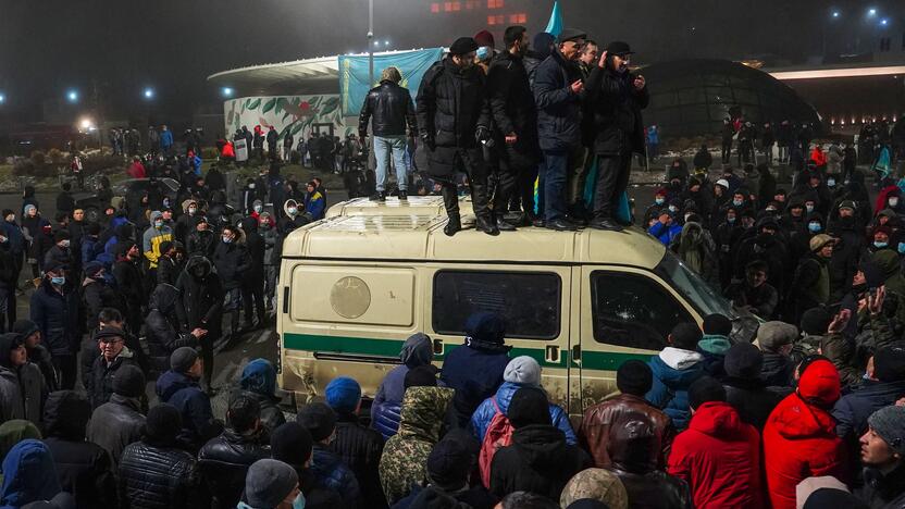 Policijos pajėgos Kazachstane tramdo protestuojančius gyventojus