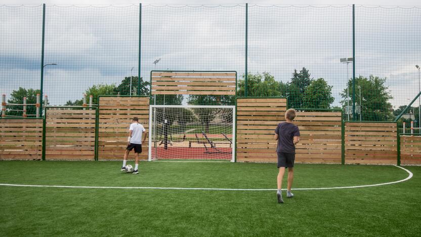 Atnaujino: Raudondvario gimnazijos mokiniai sportuos atnaujintame aikštyne.