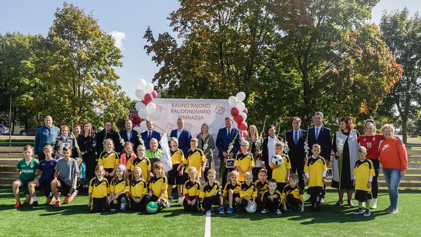 Nuotaika: atnaujinto Raudondvario gimnazijos sporto aikštyno atidarymas – šventė gimnazijos ir vietos bendruomenėms bei Kauno rajono savivaldybei.