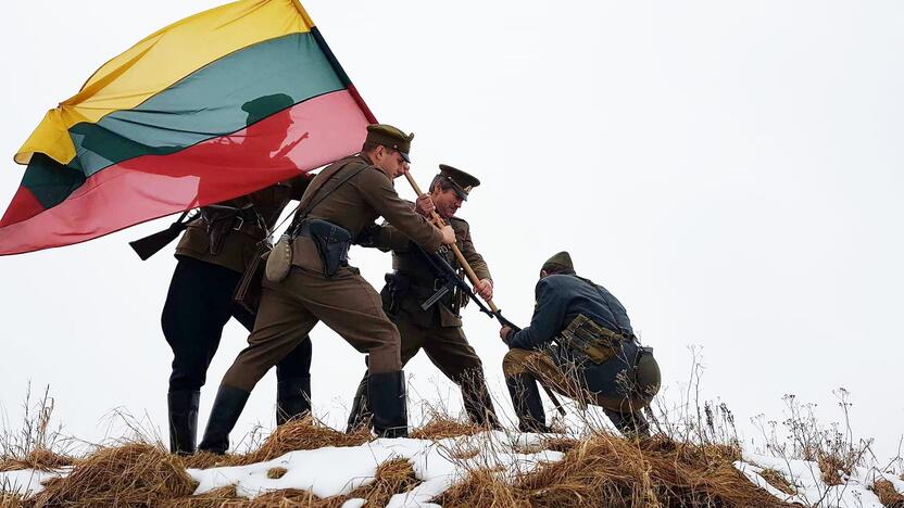 Jausmai: atkurdami nepriklausomybės kovų Lietuvos kariuomenės uniformą vyrai žadina patriotinius jausmus.