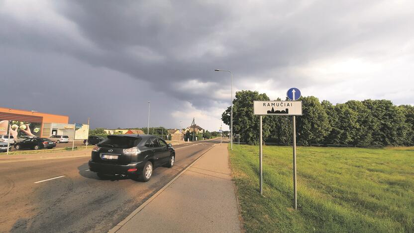 Galimybė: kai Centrinė gatvė Ramučiuose priklausys savivaldybei, joje bus galima riboti krovininio transporto eismą.