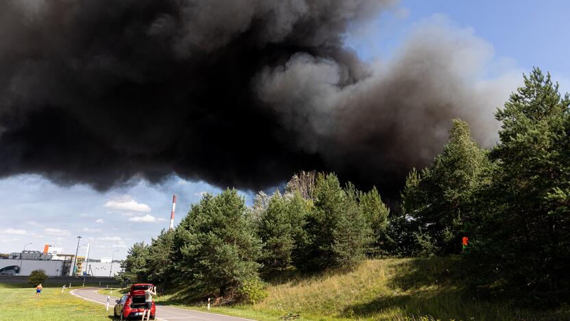 Didžiulis gaisras įmonėje „Ecoservice“