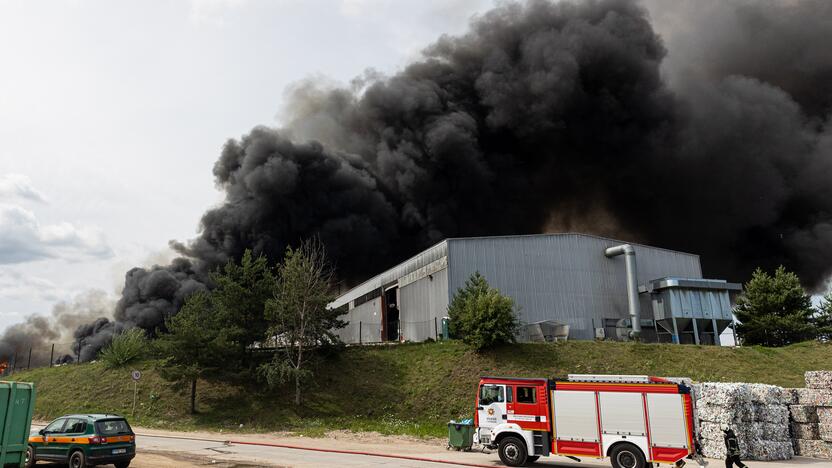 Didžiulis gaisras įmonėje „Ecoservice“