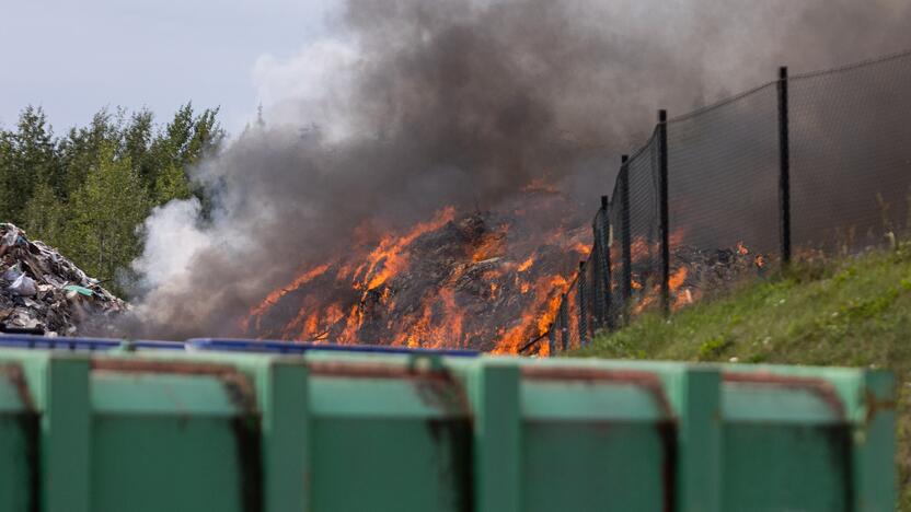 Didžiulis gaisras įmonėje „Ecoservice“