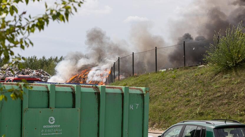 Didžiulis gaisras įmonėje „Ecoservice“