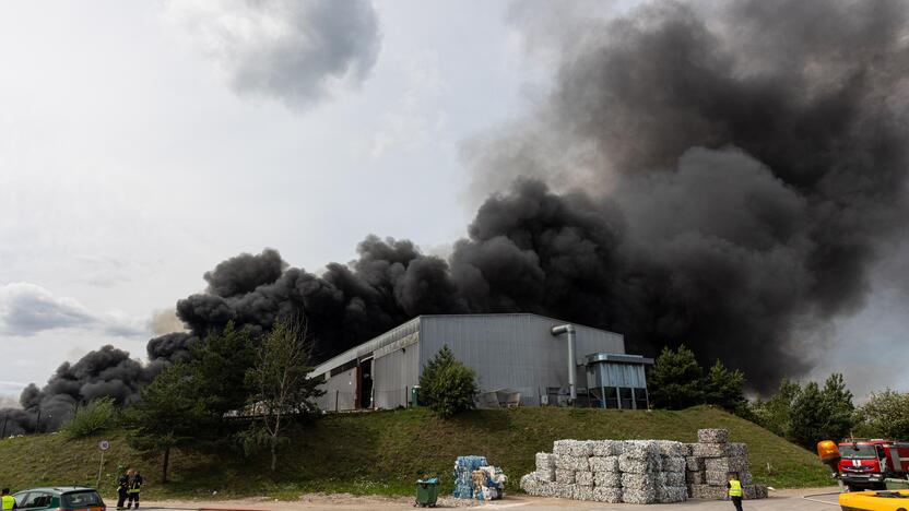 Didžiulis gaisras įmonėje „Ecoservice“