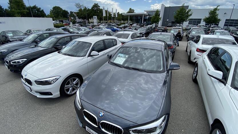 Požymiai: jei teigiama, kad automobilio negalima apžiūrėti, nes jis dar yra užsienyje, bet skubiai prašoma avanso, nes juo domisi daug pirkėjų, sukluskite.