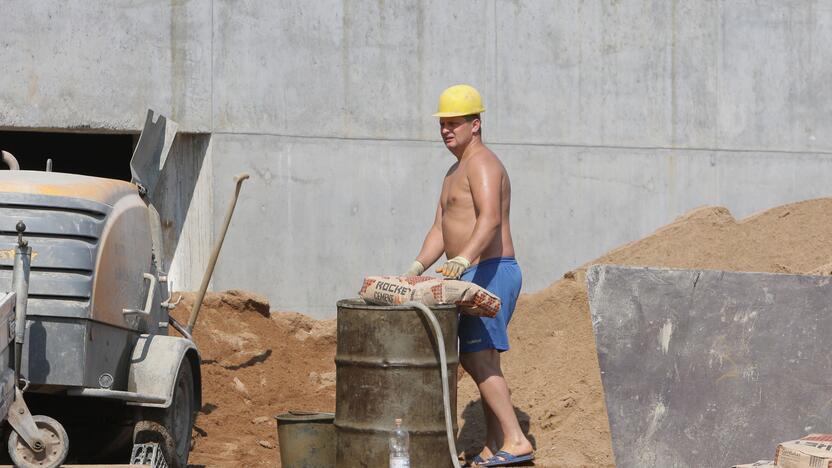 Tvarka: visų profesijų darbuotojai, kurie šią vasarą dirbo lauke per karščius (esant didesnei nei +28 °C temperatūrai), galėtų gauti minimas kompensacijas.