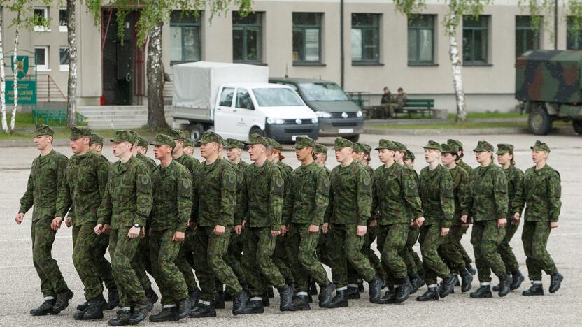 Svarbu: į nuolatinę privalomąją pradinę karo tarnybą šaukiami 18–38 metų vyrai.