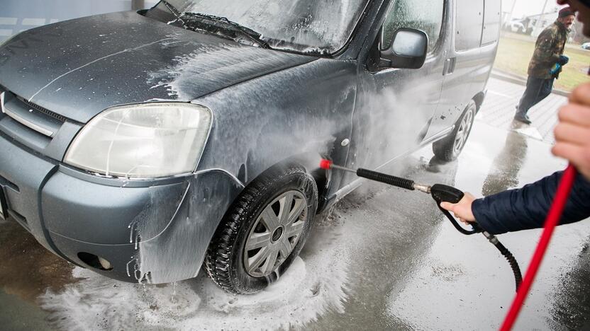 Žemyn: automobilį geriau plauti nuo viršaus į apačią, nes, atvirkščiai, purvą kelsime aukštyn ir braižysime kėbulą.