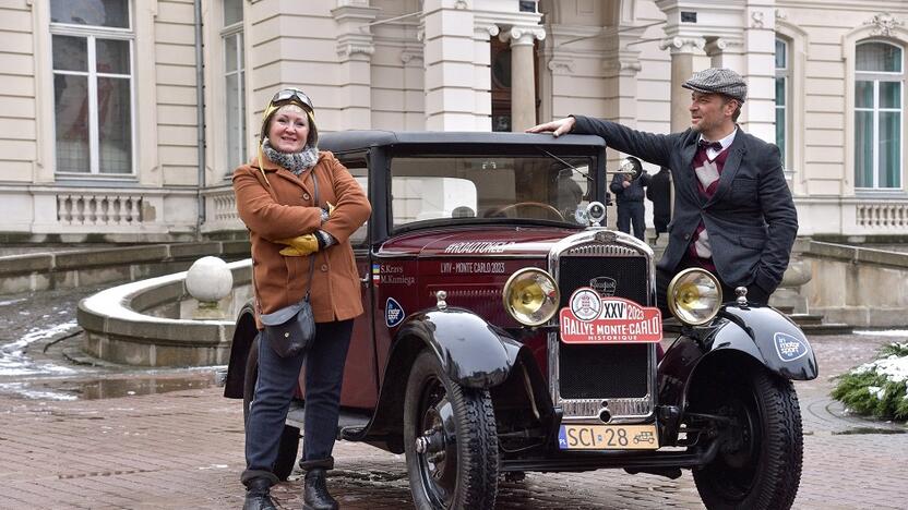 Žygis: lenkas M. Kumiega ir ukrainietė S. Kravs į Monte Karlą atriedėjo 1932-ųjų „Peugeot 201 Coupe“.