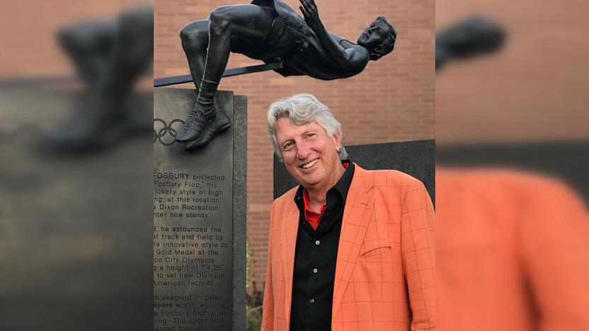 Atmintis: R. D. Fosbury prie jį įamžinusios skulptūros. 