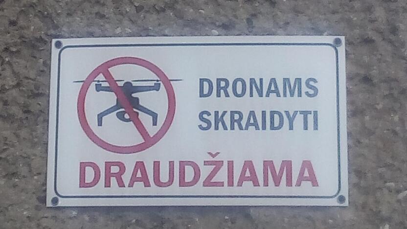 Žvalgai: dronų virš galvų nenori įvairios tarnybos ir privačios bendrovės. Toks užrašas uostamiestyje skelbia, kad dronai nekiltų virš Valstybės saugumo departamento padalinio pastatų.