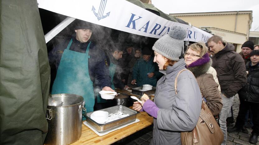 Populiaru: kasmet Teatro aikštėje nusidriekia ilga eilė norinčiųjų pasivaišinti žuviene ir kareiviška koše.