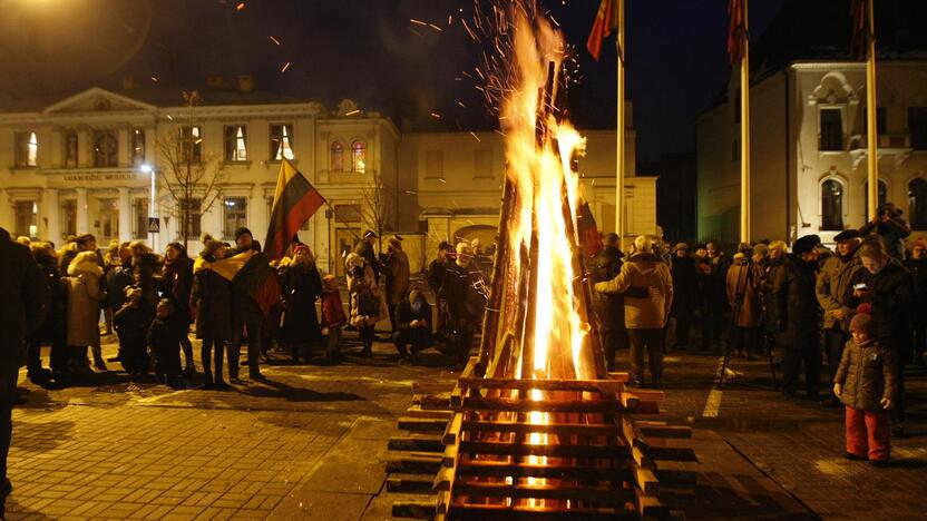 Vieta: sekmadienį 17 val. atminimo laužas kviečia prie Klaipėdos savivaldybės.