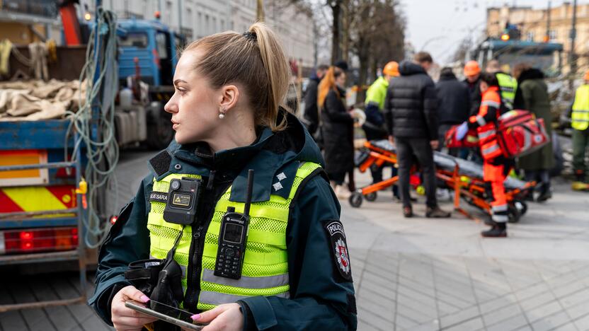 Laisvės alėjoje ant darbininko nuvirto liepa