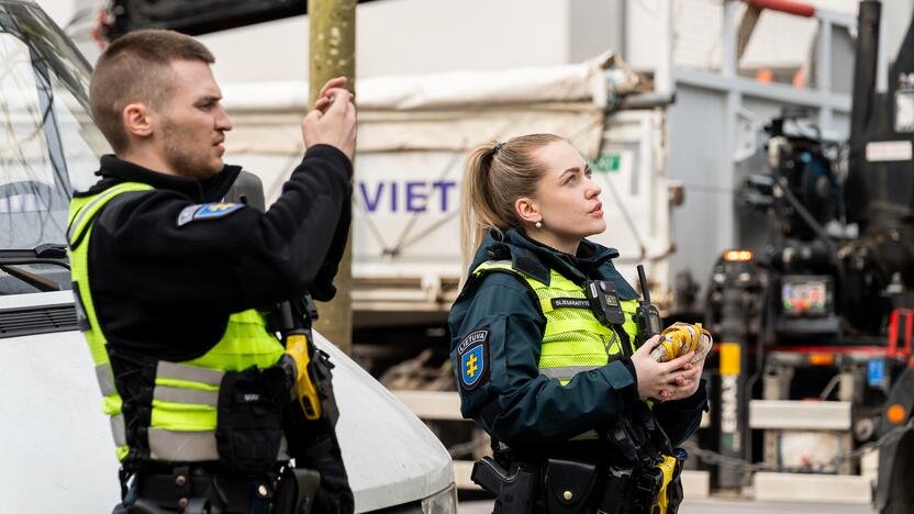 Laisvės alėjoje ant darbininko nuvirto liepa