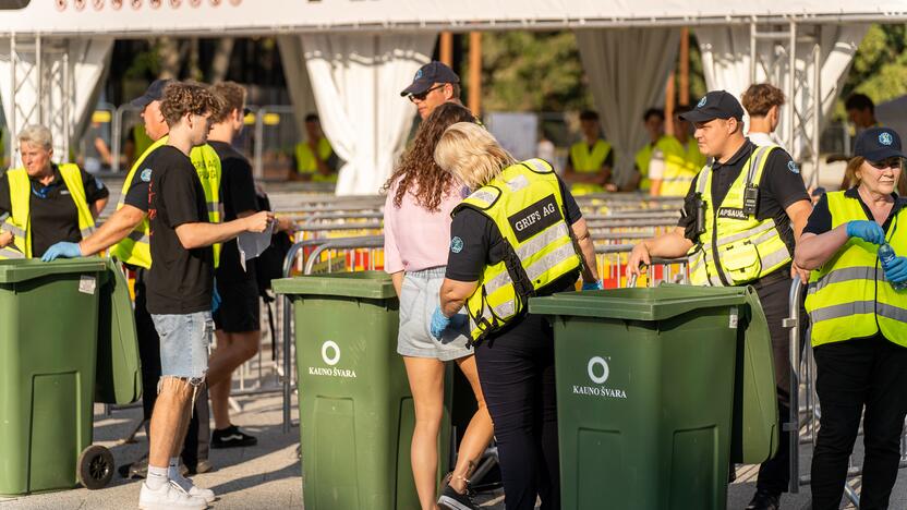 Žmonės renkasi į Jessicos Shy koncertą