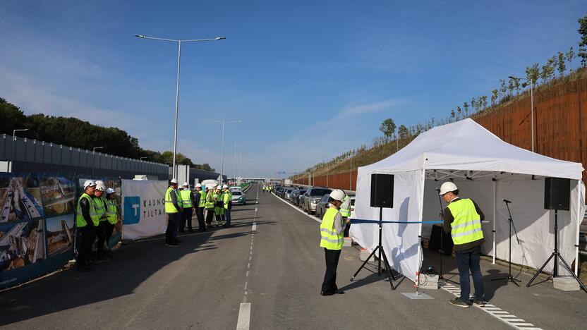 A1 kelyje atidarytas vidurinis tiltas per Nerį