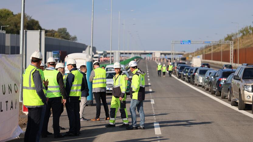 A1 kelyje atidarytas vidurinis tiltas per Nerį