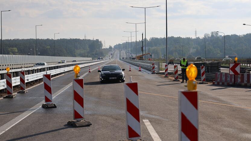 A1 kelyje atidarytas vidurinis tiltas per Nerį