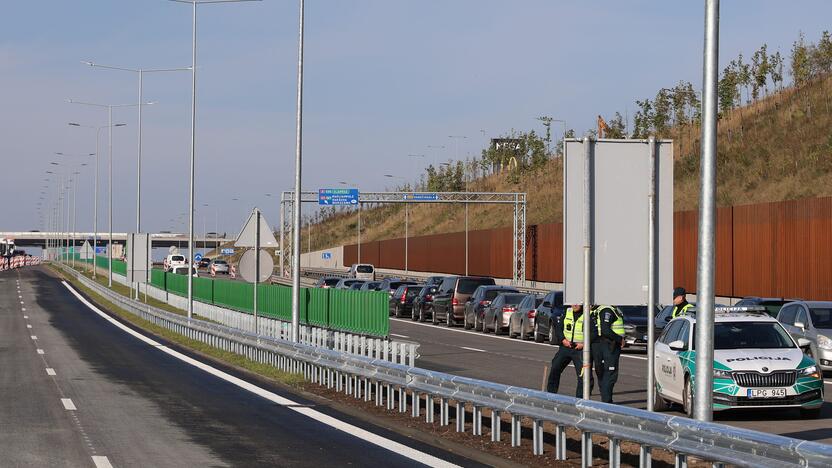 A1 kelyje atidarytas vidurinis tiltas per Nerį