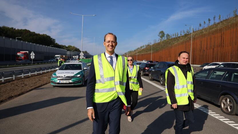 A1 kelyje atidarytas vidurinis tiltas per Nerį