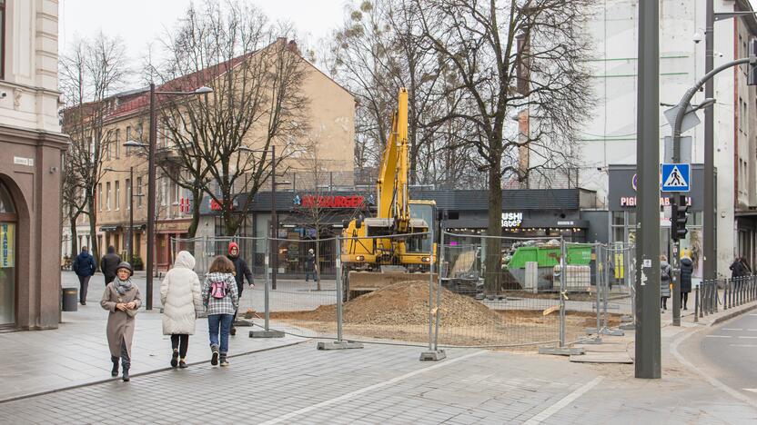 Vilniaus gatvėje vėl klojamas grindinys