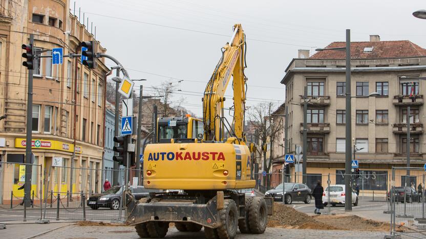 Vilniaus gatvėje vėl klojamas grindinys