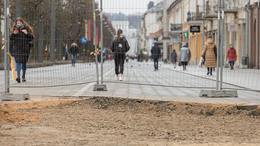 Vilniaus gatvėje vėl klojamas grindinys