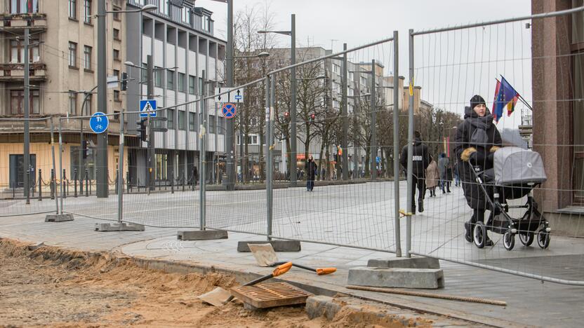 Vilniaus gatvėje vėl klojamas grindinys