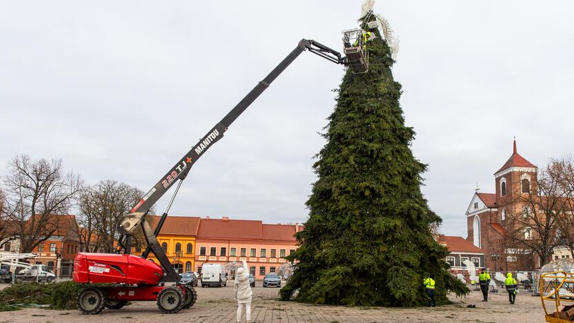 Pasirengimas Kalėdoms Rotušės aikštėje įgauna pagreitį