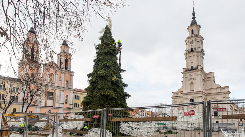 Pasirengimas Kalėdoms Rotušės aikštėje įgauna pagreitį