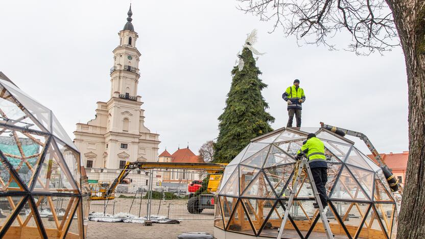 Pasirengimas Kalėdoms Rotušės aikštėje įgauna pagreitį