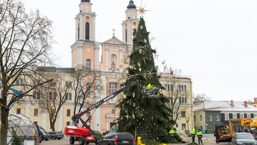 Nupuošiama Kauno eglė