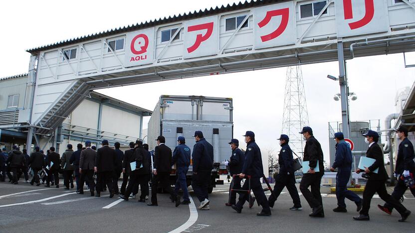 Japonijos policija pradėjo kratas maisto fabrikuose. 