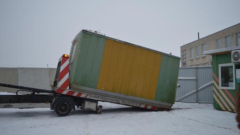 Išgabenamas vagonėlis iš Veisiejų regioninio parko 