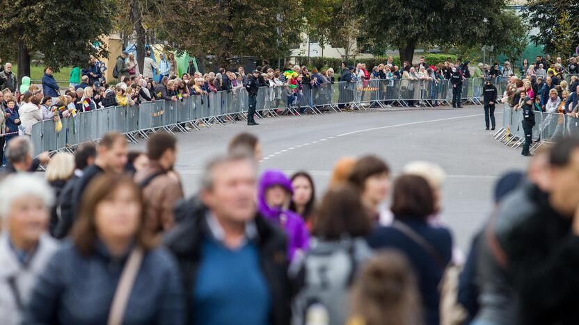 Popiežiaus kelionė iki Katedros aikštės