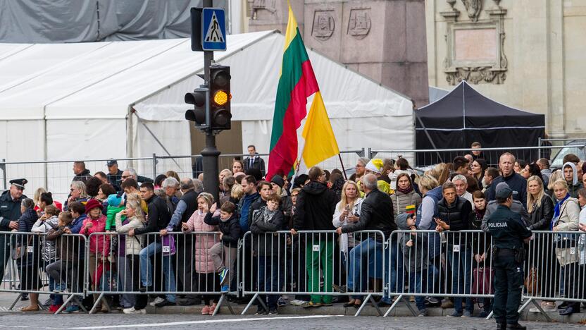 Popiežiaus kelionė iki Katedros aikštės