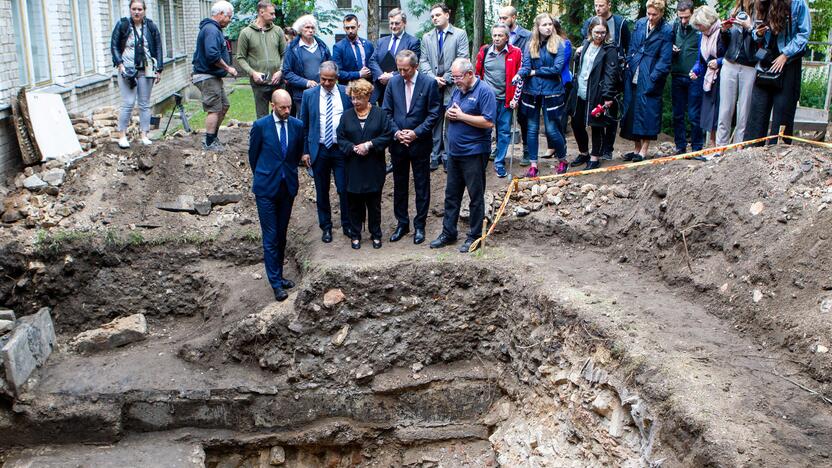 Pristatyti Didžiosios sinagogos radiniai