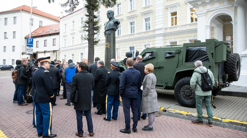 Kariuomenei perkami šarvuoti visureigiai