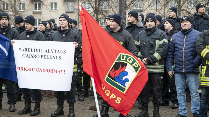 Pareigūnų protestas prie Seimo