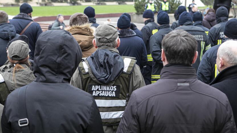 Pareigūnų protestas prie Seimo